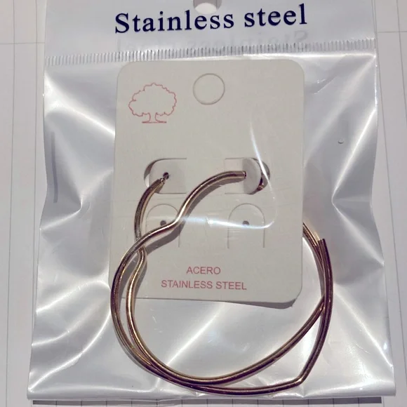 NWOT: Gold Heart Shaped Earrings. - Picture 1 of 1